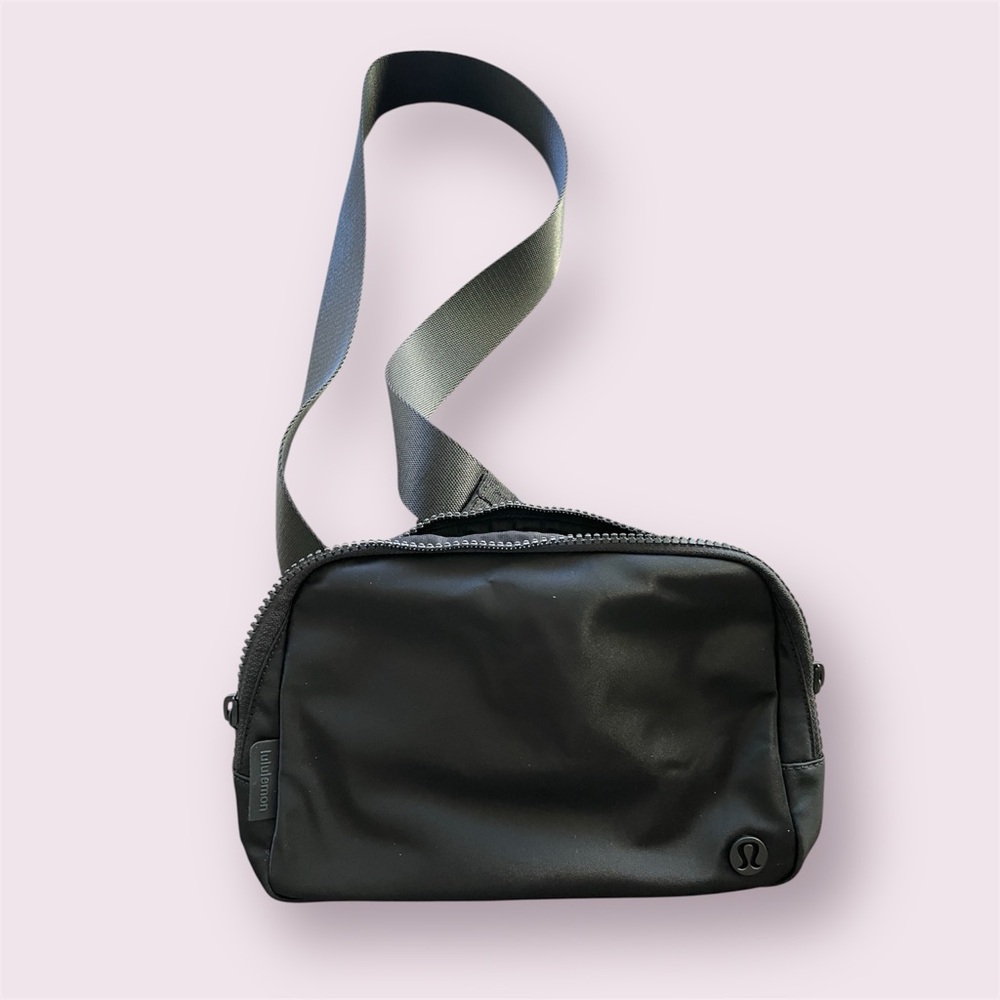 lululemon athletica Black Belt Bag Modern Design